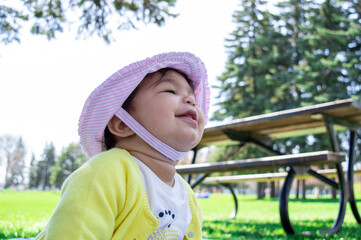 bebe dans un parc