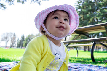 bebe dans un parc