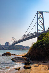 Florianopolis  é praia, sol e mar e a Ponte Hercílio Luz, Florianópolis,, Santa Catarina, Brasil