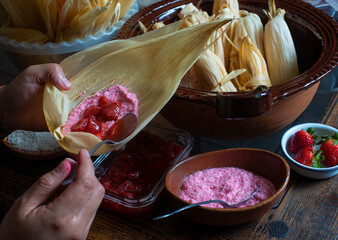 Tamales mexicanos dulces hoja de maiz choclo cazuela platillo latino ingredientes elaboración...