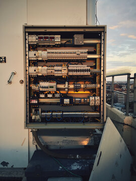 Electric station for mobile antenna