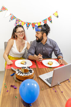 Pareja tiene videollamada en cumplea&ntilde;os con distanciamiento social