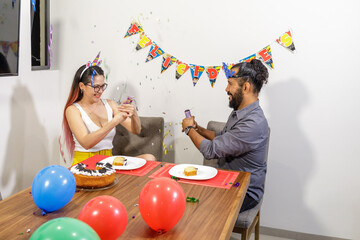 Jovenes mexicanos festejan cumpleaños juntos durante pandemia en casa felices precuacion