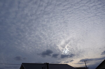 家の屋根と秋のうろこ雲