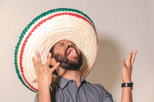 Retrato de hombre joven mexicano hispano latino con sombrero gritando con felicidad emoci&oacute;n dia de la independencia 5 de mayo