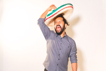 Retrato de hombre joven mexicano hispano latino con sombrero gritando con felicidad emoción dia de la independencia 5 de mayo