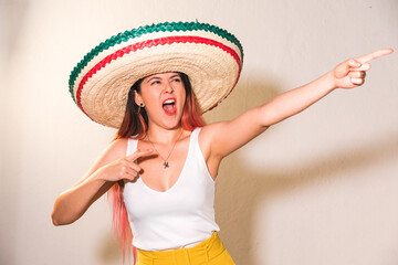 Detalle Joven mujer mexicana gritando emocionada por dia de la independencia de mexico viva con...