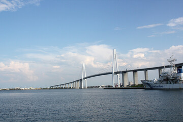 富山湾の新湊大橋と青空
