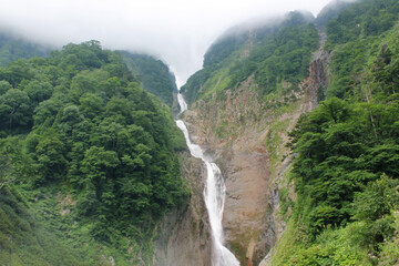 霧のかかった幻想的な滝の風景