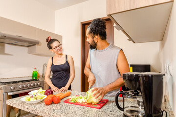 Pareja de mexicanos preparando ensalda en casa vida saludable