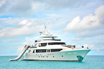 Luxury yacht with slide anchored in turquoise waters in the Caribbean sea - obrazy, fototapety, plakaty
