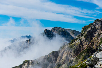 Fototapeta na wymiar 霧に包まれる杓子岳と白馬岳山頂