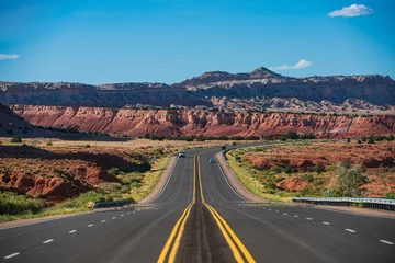 Fototapete Route 66 Autobahn Straße. Asphaltstraßen und Berge unter blauem Himmel.  © Volodymyr