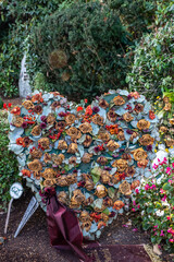 großes verwelktes Blumen- Herz mit Schleife