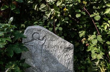 Schöner Spruch auf einem Grabstein
