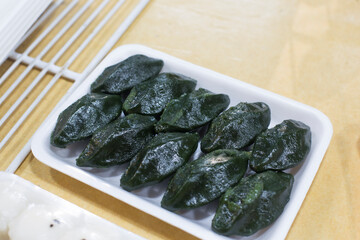 A half-moon-shaped rice cake made with mugwort.