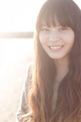 Fototapeta premium 夕陽とロングヘアの女性の顔