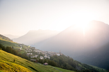 Blick auf Sent im Morgenlicht