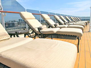 Elegante Balkon- oder Loungemöbel auf Pooldeck von Kreuzfahrtschiff - Deck chairs and sun loungers...