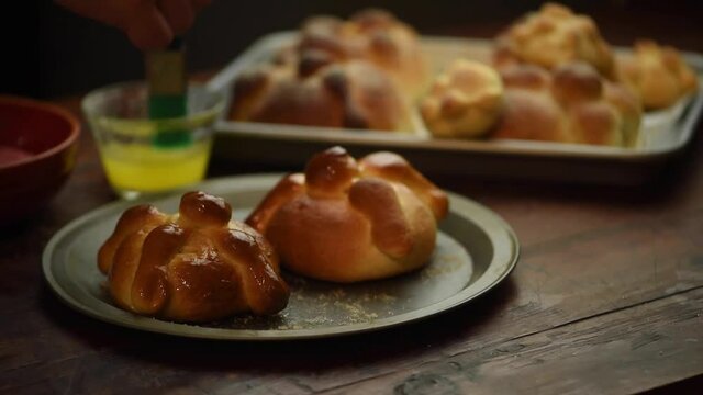 Pan de muerto untado de mantequilla mexicano latino