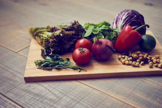 まな板の上のいろいろな野菜