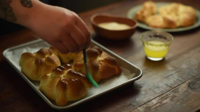 Pan de muerto untado de mantequilla mexicano latino  charola de horno maza de trigo receta tradicional   