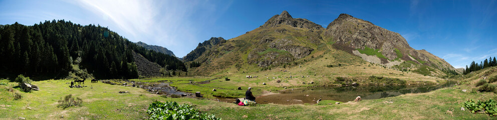 Obraz premium Vue panoramique du lac d'Estagnol dans les Pyrénées françaises