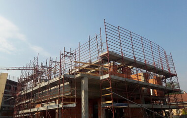 Lavori in corso nel cantiere edile - gru e ponteggio