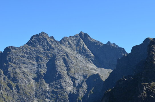 tatry, widok na Rysy i Niżne Rysy z doliny za Mnichem w bezchmurny dzień, Polska