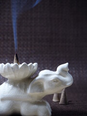 象のお香立てとコーン香
