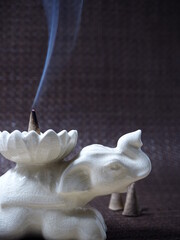 象のお香立てとコーン香
