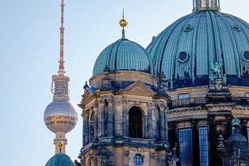 blick auf die kuppeln vom berliner dom und den Fernsehturm im Hintergrund © Jarama