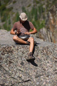 Traveler playing music