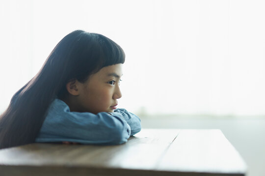 テーブルに伏せる女の子