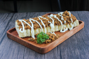 Front view Toast with shredded beef topped with mayonnaise. Served on wooden trays.
