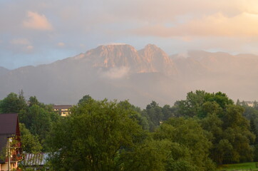 Widok Na Giewont z Zakopanego, słońce po burzy latem, Polska © Ewa