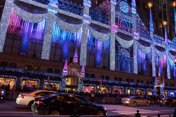 lumières et décorations de noël sur une façade de nuit à new york  