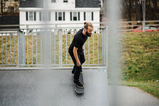 Man dropping in quarterpipe