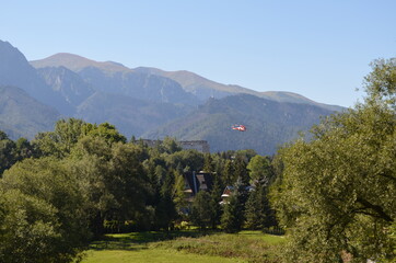 Śmigłowiec TOPR lecący w stronę szpitala w Zakopanem, Tatry © Ewa