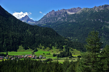 Fototapeta na wymiar Lechtal, Österreich, Tirol, Blick zum Hochvogel