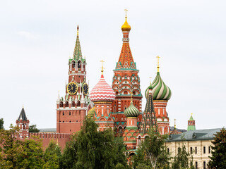 Fototapeta na wymiar view of Pokrovsky Cathedral and Spasskaya Tower of Moscow Kremlin from Zaryadye park in Moscow city in September