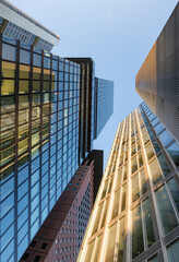 Fototapeta na wymiar Blick nach oben auf Hochhäuser im Bankenviertel von Frankfurt 