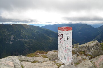 Słupek graniczny Polska-Słowacja na szczycie Tatr, Kasprowy Wierch © Ewa