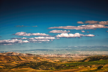 Parco eolico sulle colline