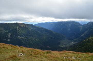 Tatry, widok z Kasprowego Wierchu na Tatry Słowackie po południu późnym latem