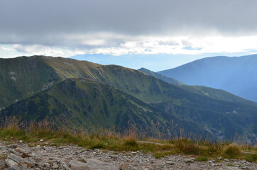 Tatry, widok z Kasprowego Wierchu na Tatry Słowackie po południu późnym latem