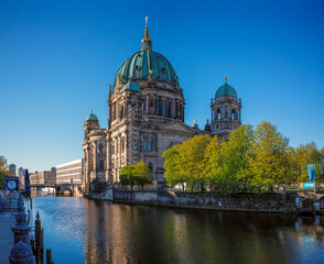 Fototapeta na wymiar berliner dom at river spree on a sunny day in spring. Humbioldt forum im stadtschloss in the background