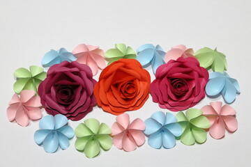 折り紙で作った手作りのバラの花