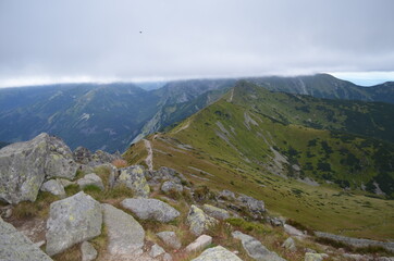 Tatry Wysokie, widok z Kasprowego Wierchu popołudniem po burzy, nawis z chmur