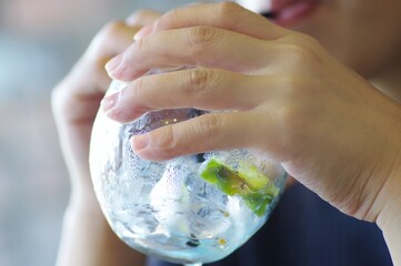 冷たいドリンクを飲む女性